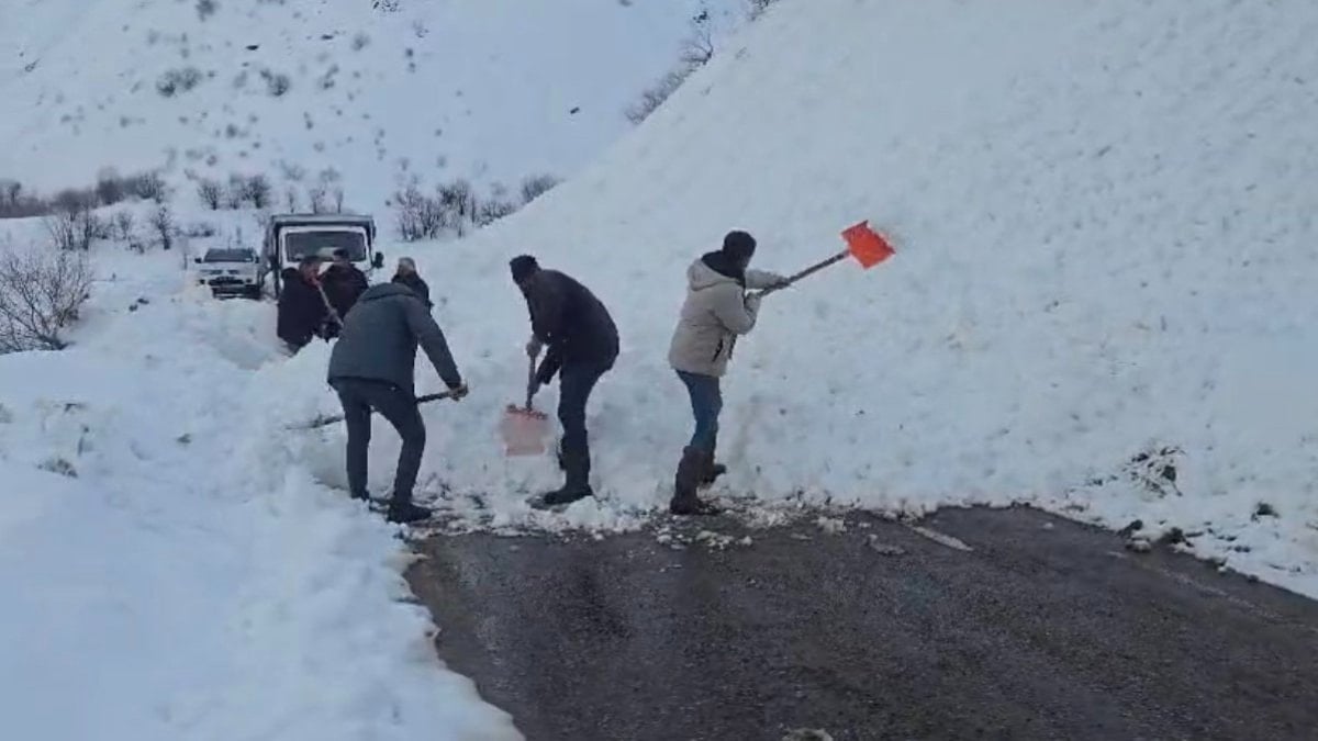 Bingöl’de yola düşen çığı vatandaşlar küreklerle kaldırdı