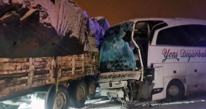 Bingöl’de yolcu otobüsü ile TIR çarpıştı: 3 yaralı
