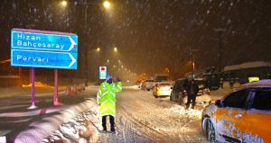 Bitlis’te faciaya ramak kala: Yakıt tankerinin üzerine çığ düştü