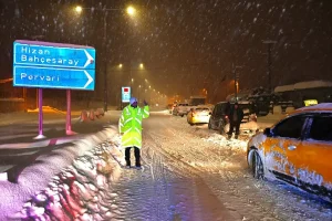 Bitlis’te Kar Yağışı Sürücülere Zor Anlar Yaşatıyor