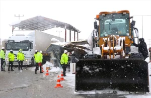Bitlis’te Otobüs Polis Kulübesine Çarptı