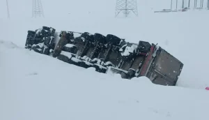 Bitlis’te TIR Devrildi, Yol Kısa Sürede Yeniden Açıldı