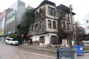 Bolu’da Binanın Çökmesi Aracı Hasara Uğrattı