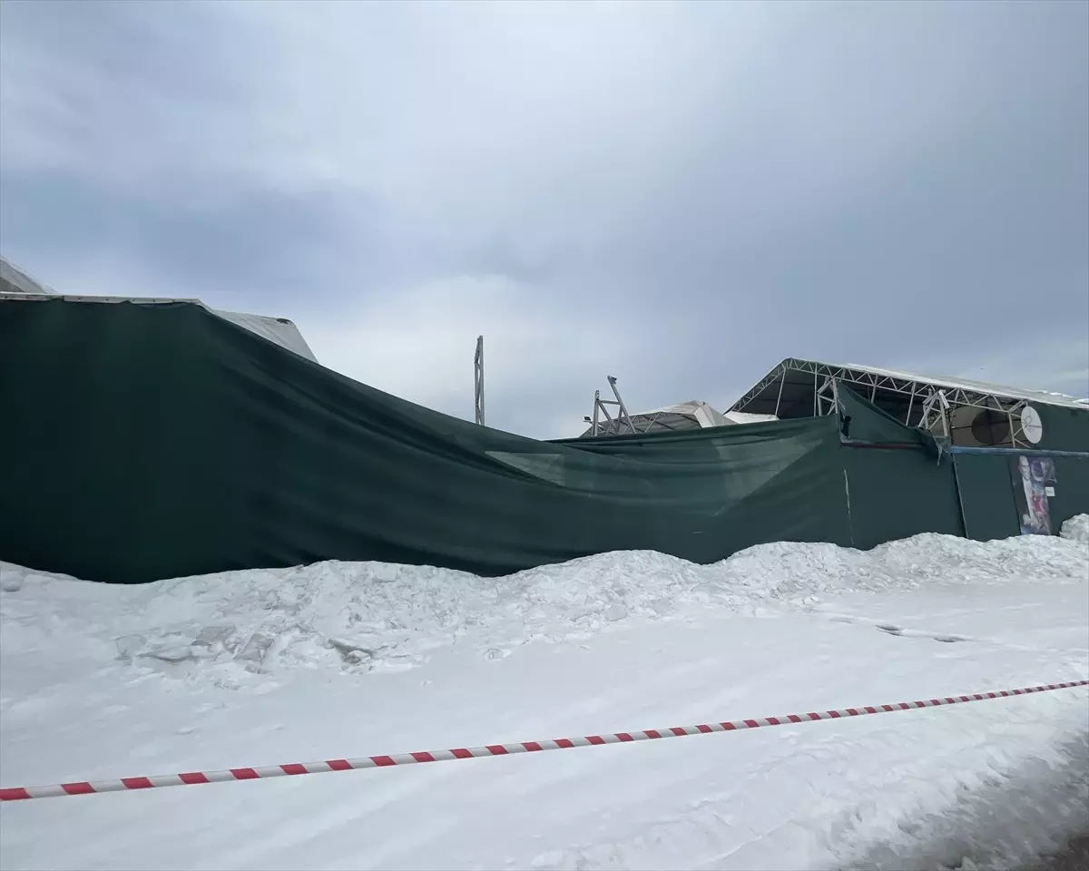 Bolu’da Tenis Kortu Çatısı Kar Ağırlığıyla Çöktü