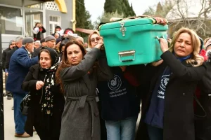 Boşanma aşamasındaki eşinin öldürdüğü Kadriye’nin tabutunu kadınlar taşıdı