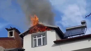 Boyabat’ta Çatı Yangını Söndürüldü
