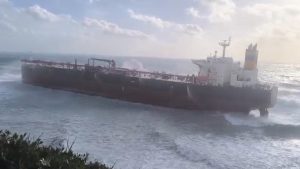 Bozcaada açıklarında ham petrol tankeri karaya oturdu