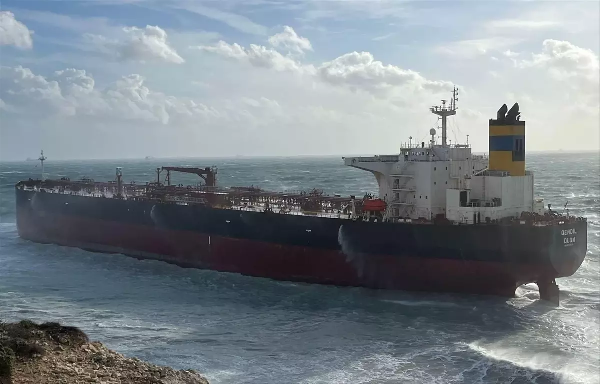 Bozcaada’da Ham Petrol Tankeri Karaya Oturdu