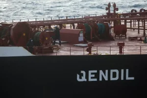 Bozcaada’da Petrol Tankeri Karaya Oturdu