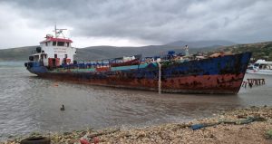 Bu ne cüret! Doğal sit kapsamındaki koyda zehirli gemi sökümü