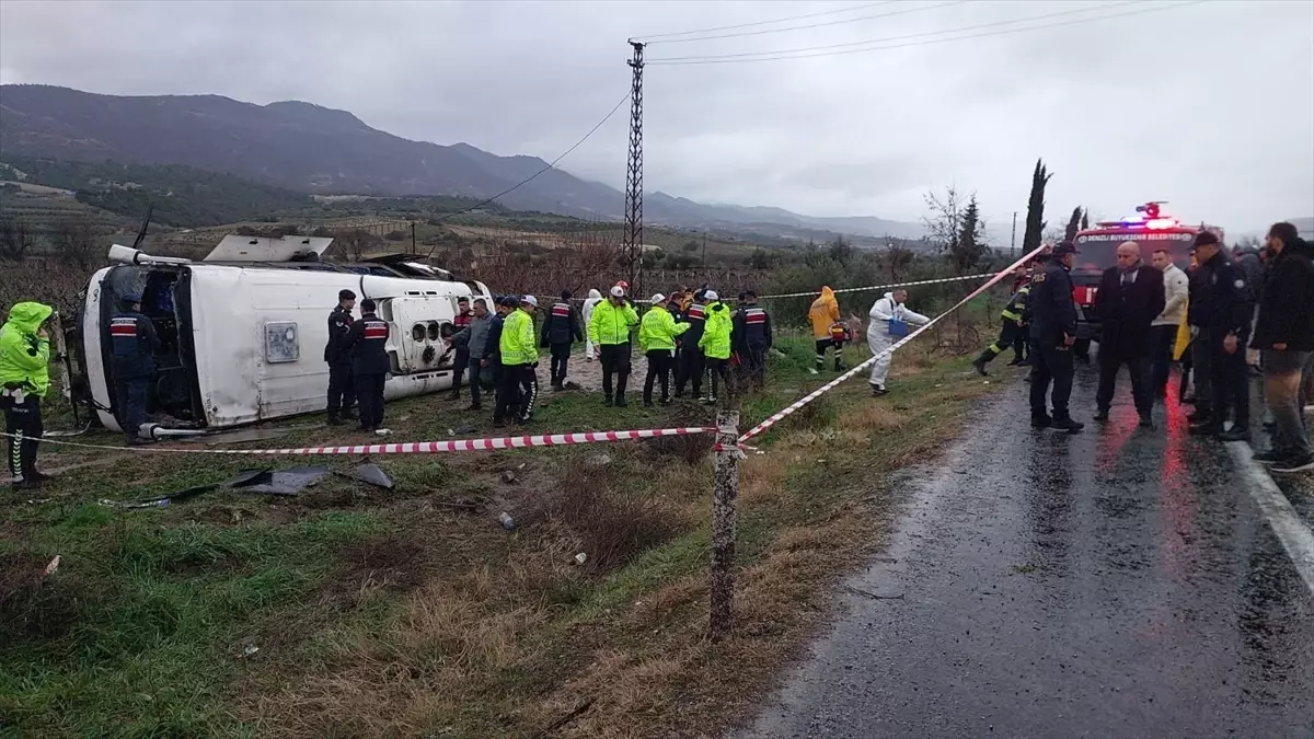 Buldan’da Midibüs Devrildi: 22 Yaralı, 1 Ölü