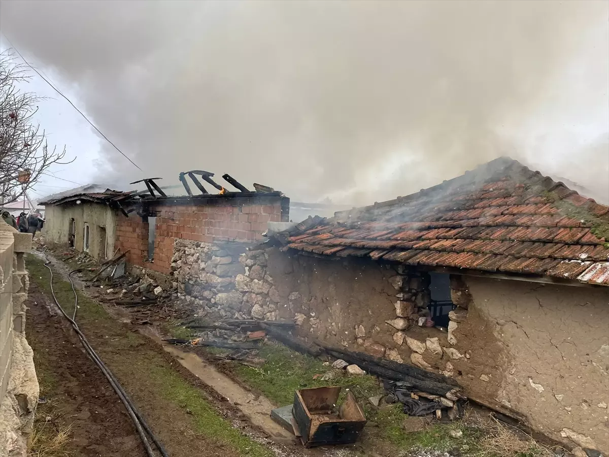 Burdur’da Yangın: Ev Yandı, 1 Kişi Dumandan Etkilendi