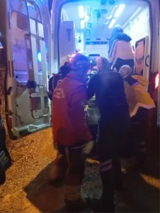 Burhaniye’de Otomobil Şarampole Devrildi: 2 Yaralı