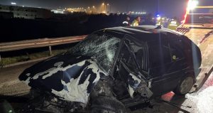 Bursa’da bariyerlere çarpan otomobildeki 2 kişi yaralandı