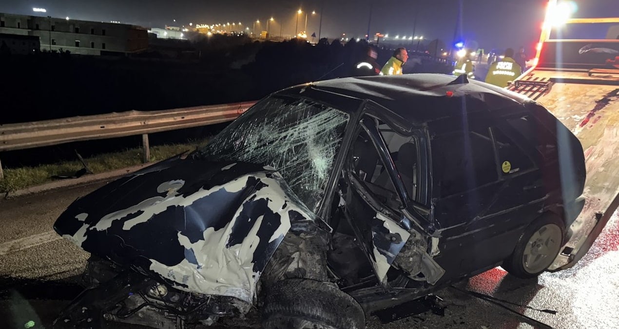 Bursa’da bariyerlere çarpan otomobildeki 2 kişi yaralandı