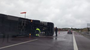 Bursa’da fırtına otobanda tırı devirdi: Sürücü kendi imkanlarıyla çıktı