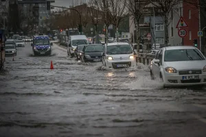 Bursa’da Fırtına ve Sağanak Hayatı Olumsuz Etkiliyor