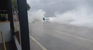 Bursa’da Fırtına ve Yağış Hayatı Felç Etti