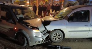 Bursa’da hafif ticari araçlar çarpıştı: 3 yaralı