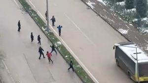 Bursa’da kar topu gerginliği: Otobüs şoförü çocukları sopayla kovaladı