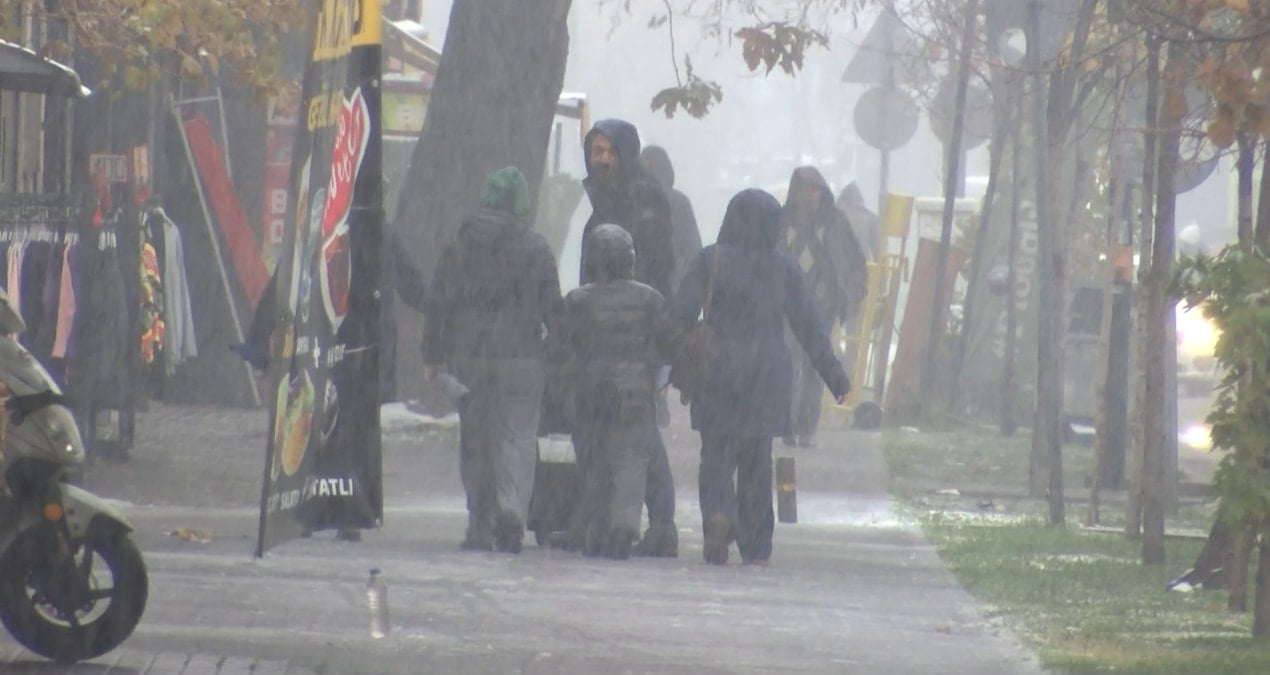 Bursa’da kar yağışı: Sokaklar beyaza büründü