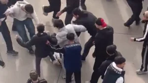 Bursa’da karne alan lise öğrencilerinin AVM otoparkındaki kavgası kamerada