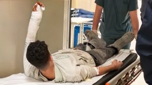 Bursa’da kırılan cam ile bileği kesilen genç ağır yaralandı