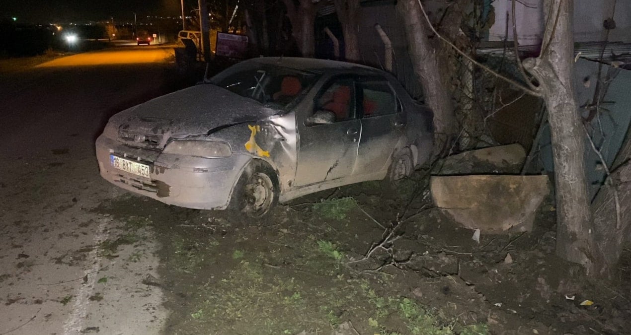 Bursa’da otomobil ağaca çarptı: 4 yaralı
