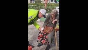 Bursa’da otomobilin çarptığı yaşlı kadını polis yalnız bırakmadı