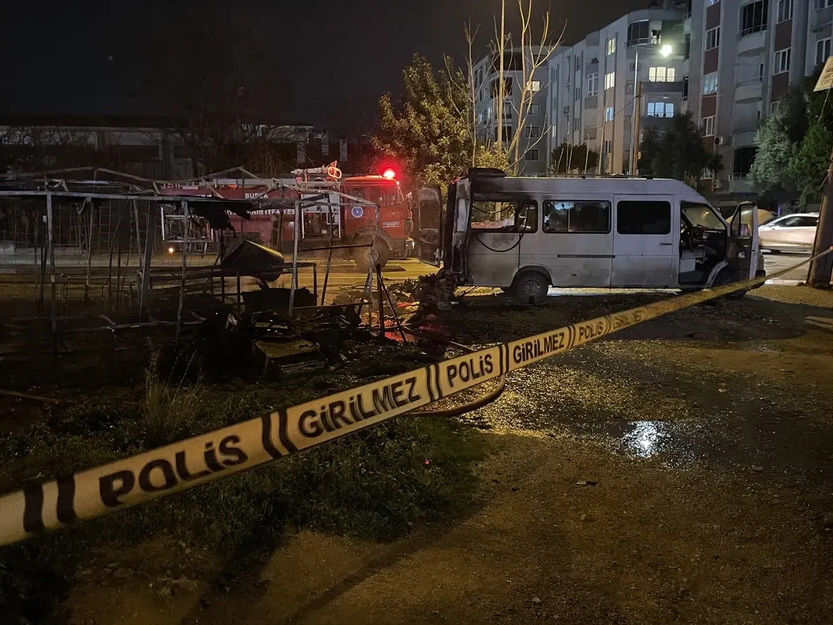 Bursa’da Yangın: Baraka ve Minibüs Zarar Gördü