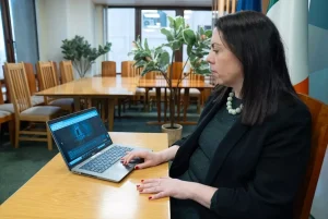 Büyükelçi Brosnan, Yılın Kareleri Oylamasına Katıldı