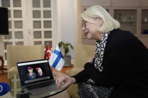 Büyükelçi Hamalainen, Yılın Kareleri Oylamasını İnceledi