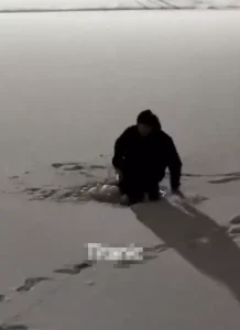 Buzda Dans Eden Kişi Suya Düştü