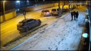 Buzlu Yolda Kaza: 2 Araç Hasar Gördü