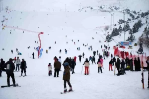 Çakal Erzincan’da Kayak Keyfi Yaşadı