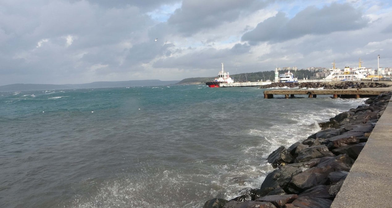 Çanakkale Boğazı fırtına nedeniyle çift yönlü trafiğe kapatıldı