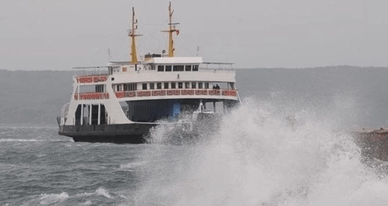 Çanakkale’yi fırtına vurdu: Gemi trafiği durdu!
