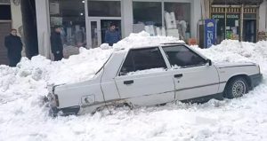 Çatıdan düşen kar otomobili ezdi