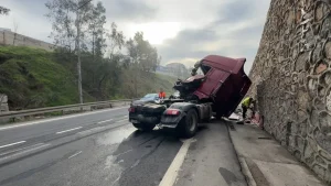 Çayırova’da TIR Kazası: Şoför Ağır Yaralı