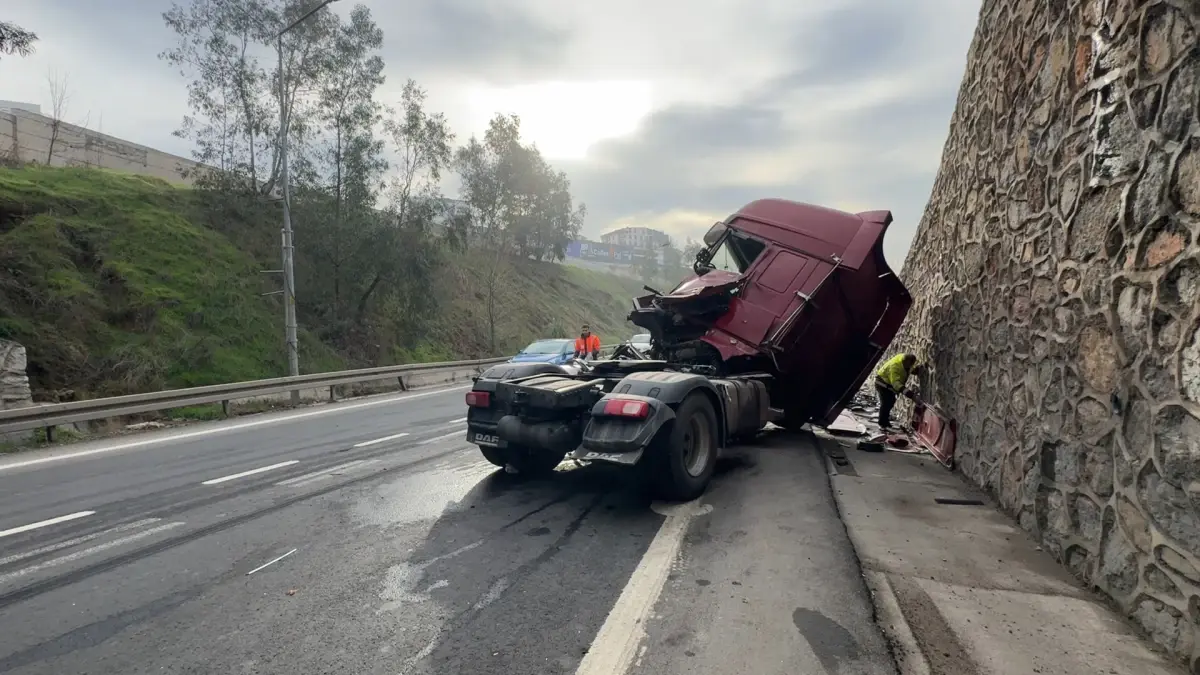 Çayırova’da TIR Kazası: Şoför Ağır Yaralı