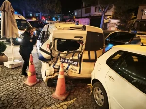 Çeşme’de Polis Aracına Çarpan Otomobil