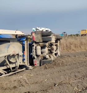Ceyhan’da Tanker Devrildi, 2 Yaralı