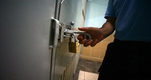 Cezaevinde hükümlü saldırısı: 2 infaz koruma memuru yaralandı