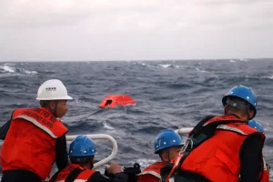 Çin, Alabora Yük Gemisinden 17 Filipinli’yi Kurtardı