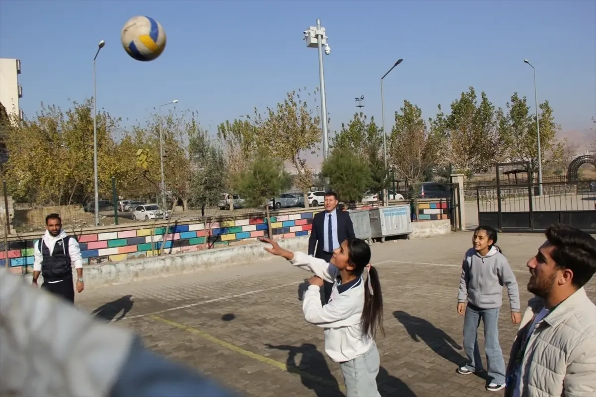 Cizre’de Eğitim Müdürü Voleybol Oynadı