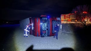 Çorum’da başıboş köpeğe çarpmamak için yaptığı manevra tırı devirdi