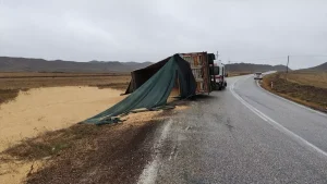 Çorum’da Tır Devrildi, Sürücü Yaralandı