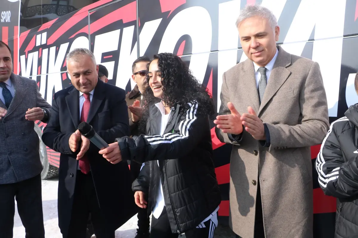 Cumhurbaşkanı Erdoğan, Yüksekovaspor Kadın Futbol Takımı’na Otobüs Hediye Etti