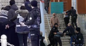 Cumhur’un ortağı IŞİD’lilere ters kelepçe takılmasına öfkelendi