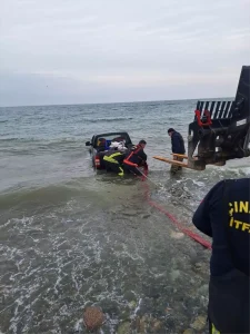 Denize Düşen Kamyonet Sürücüsü Kurtarıldı